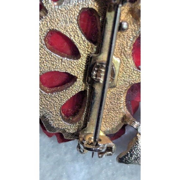 Vintage Red Rose Floral Brooch Gold Toned Metal With Textured Leaves - Picture 8 of 8